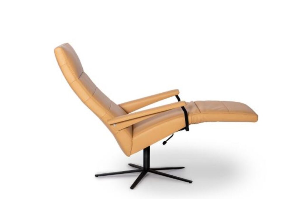 FSM I Hardy, een fijne lounge chair met verstelbare voetensteun in samenwerking met De Sede. Verkrijgbaar bij uw officiële dealer, Gulden Interieur.