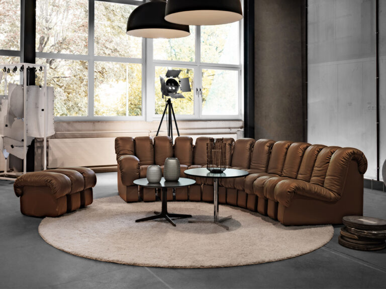 De Sede is gespecialiseerd in kwalitatieve, lederen meubels. Gulden Interieur is uw officiële dealer voor de meubels van dit Zwitserse merk.