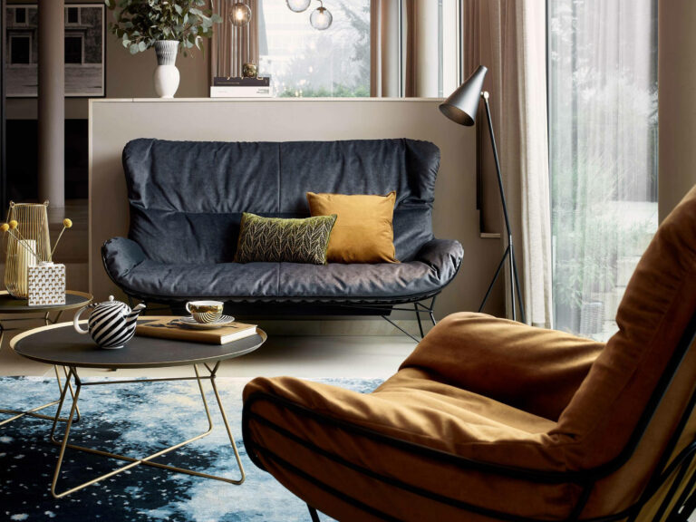 Freifrau I Ona, een ronde lounge chair met slanke poten maakt Ona een minimalistisch ontwerp. Verkrijgbaar bij Gulden Interieur.