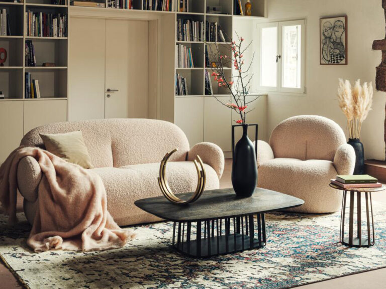 Freifrau I Ona, een ronde lounge chair met slanke poten maakt Ona een minimalistisch ontwerp. Verkrijgbaar bij Gulden Interieur.