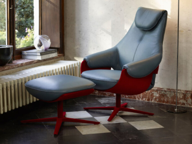 Leolux I Cream. Luxe zit fauteuil waarbij de houten kuip in gebogen noten of eikenhout centraal staat en bekleed kan worden met een zachte stof of leer. Verkrijgbaar bij Gulden Interieur.