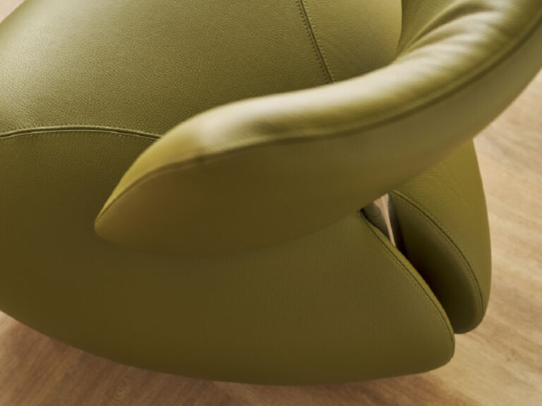 Leolux I Pallone, een eigenwijze fauteuil, met een fascinerend design en een bijzonder hoog zitcomfort. Het icoon van Leolux, een blikvanger, statement piece en design stuk in uw interieur dankzij haar futuristische design. Verkrijgbaar bij Gulden Interieur.