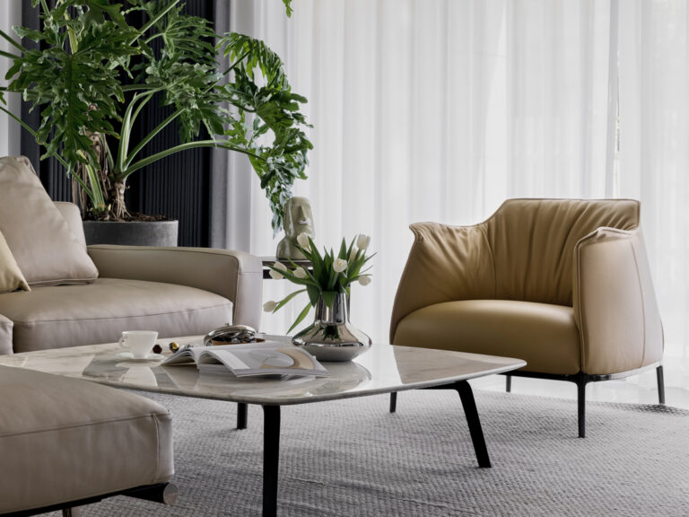 Poltrona Frau is een hoog kwalitatief meubelmerk met allure. Gespecialiseerd in leren fauteuils, banken en eetkamerstoelen. Gulden Interieur.